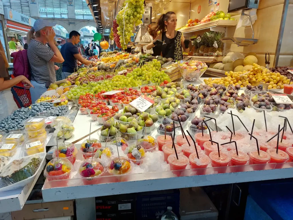 Actividad cotidiana entre puestos del Mercado Central de Valencia