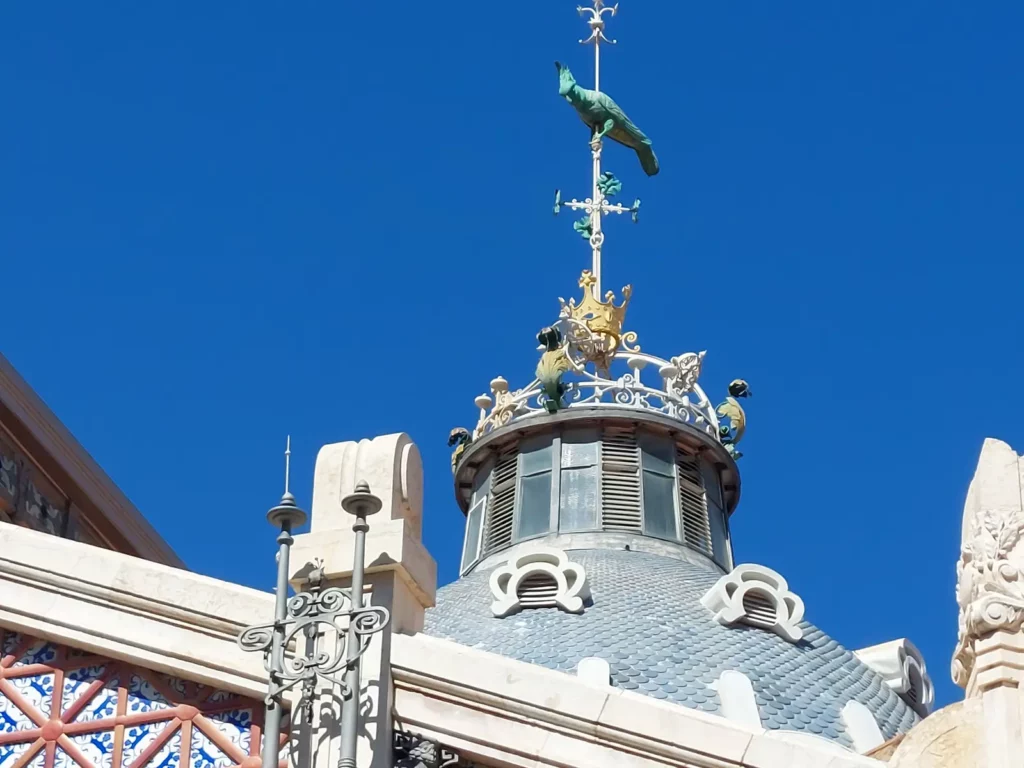 Cotorra del Mercat sobre la cúpula del Mercado Central de Valencia